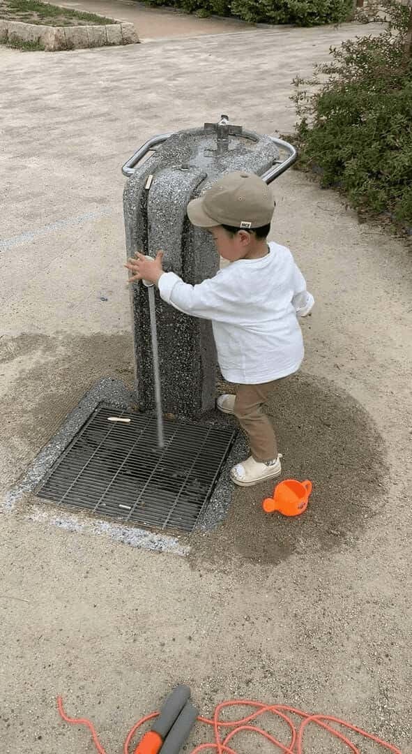 水が注げなくて困った・・。男の子はじょうろを置いて、水を出してからじょうろを持って蛇口に持っていきますが・・