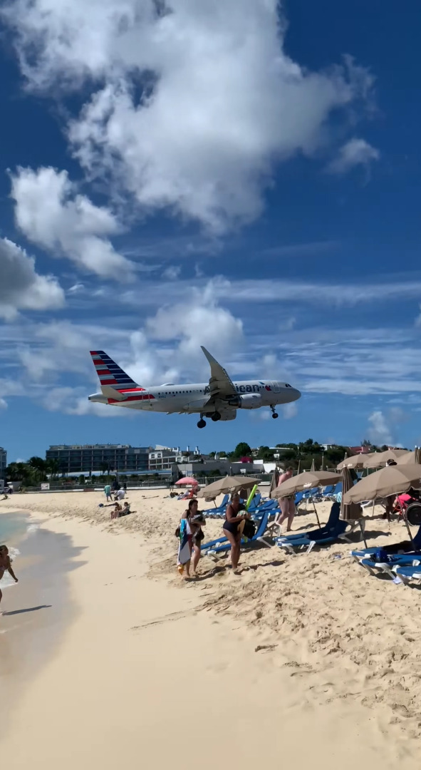 飛行機がビーチにぶつかりそうな距離で着陸することで知られるセント・マーチン島にあるプリンセス・ジュリアナ国際空港。その光景は圧巻です！！