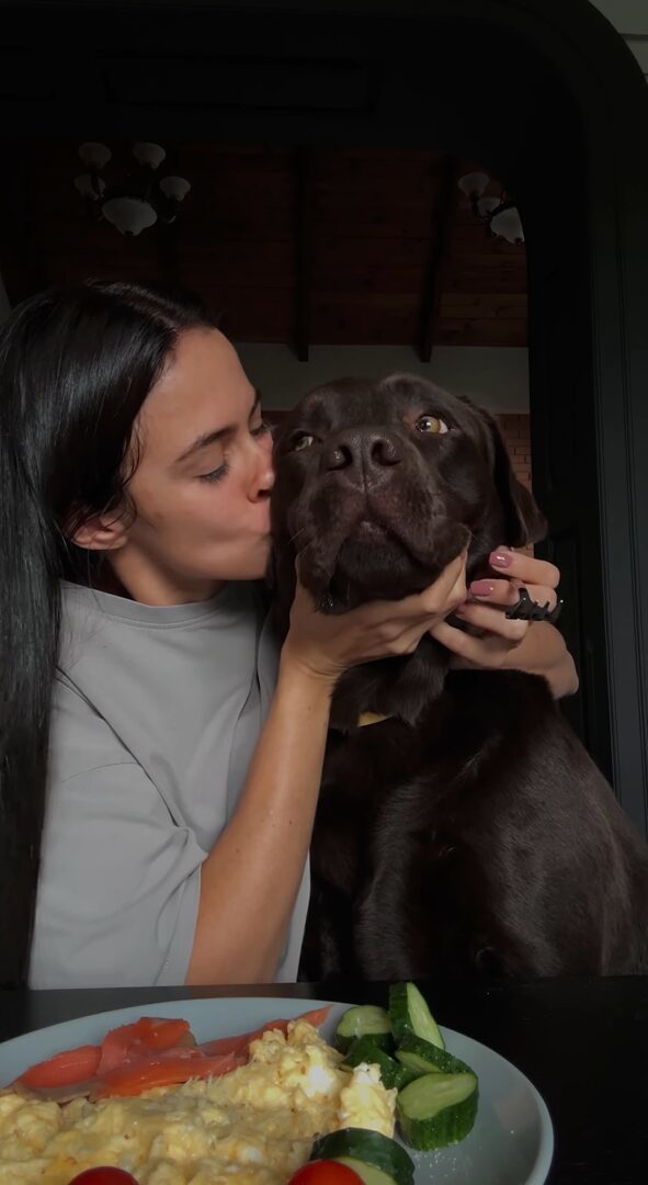 「なに食べてるの～？」子犬が食事中の飼い主さんのところへおこぼれをもらいにやってきた！