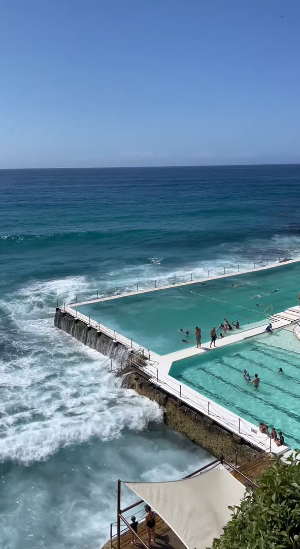 ギャップがスゴい！海に近いリゾートプールかと思ったら・・、まさかのワイルドなプールでした！！【海外・動画】