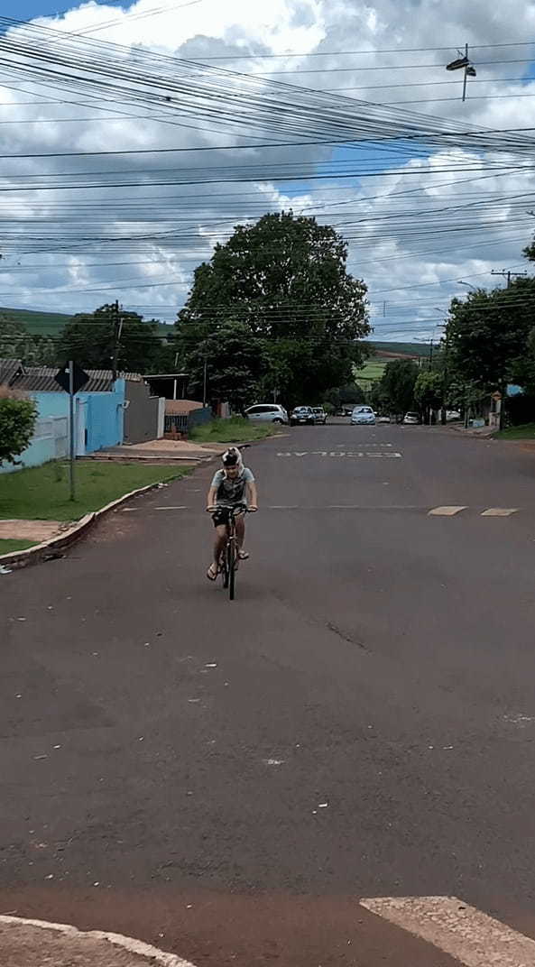 自転車を走らせる男性。白いヘルメットを被っているようにも見えますが・・・