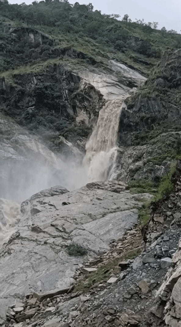 大雨の後、濁流となったネパールの山中にある滝。その脇をバスが走っていくのですが・・、スケール感がとんでもないことになっています！！