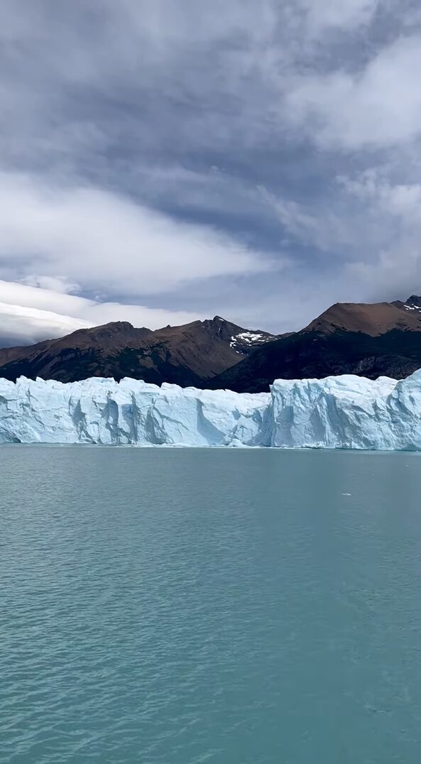 新たな氷山誕生!?青く神秘的なペリト・モレノ氷河に海面から黒い氷山があらわれた!!【海外・動画】