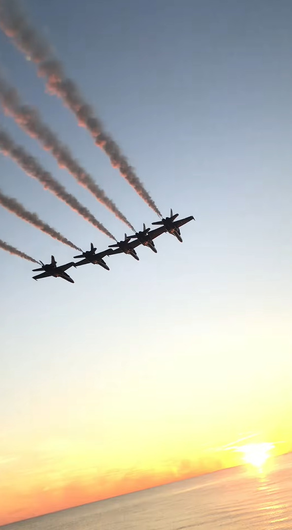 フロリダのペンサコーラ・ビーチの上空を舞うブルーエンジェルス。その一糸乱れぬ隊列は映画のワンシーンを見ているよう！！【アメリカ・動画】