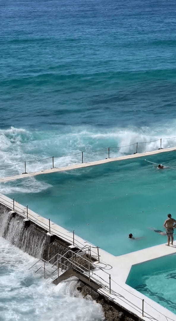 ギャップがスゴい！海に近いリゾートプールかと思ったら・・、まさかのワイルドなプールでした！！【海外・動画】