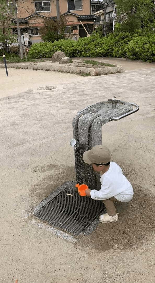 水が注げなくて困った・・。男の子はじょうろを置いて、水を出してからじょうろを持って蛇口に持っていきますが・・