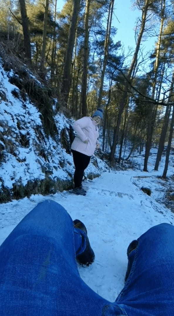 凍った雪道を愛犬と歩く夫婦。転ばないように気を付けて歩いていたみたいなのですが・・【海外・動画】