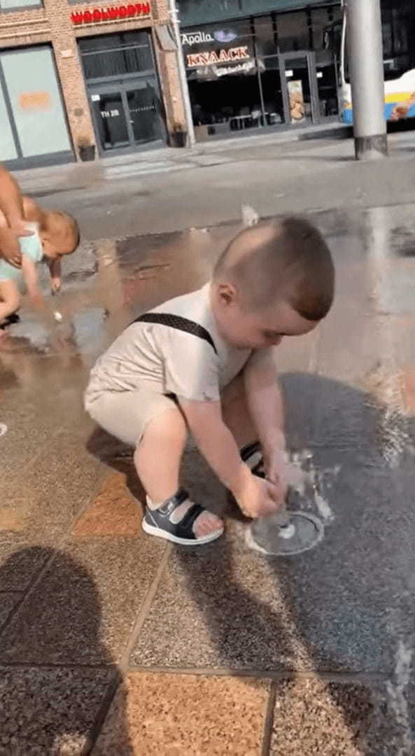 水遊びをする男の子。噴水を踏んづけたり抑えたりしていましたが・・、次の瞬間ビックリする展開に！！【海外・動画】