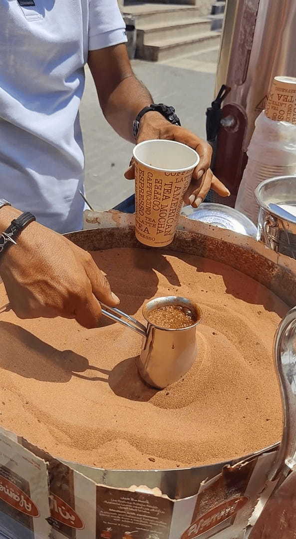 砂漠の砂で煮立たせて・・。トルコのローカルコーヒーを淹れる様子に観光客たちは目が離せない！！