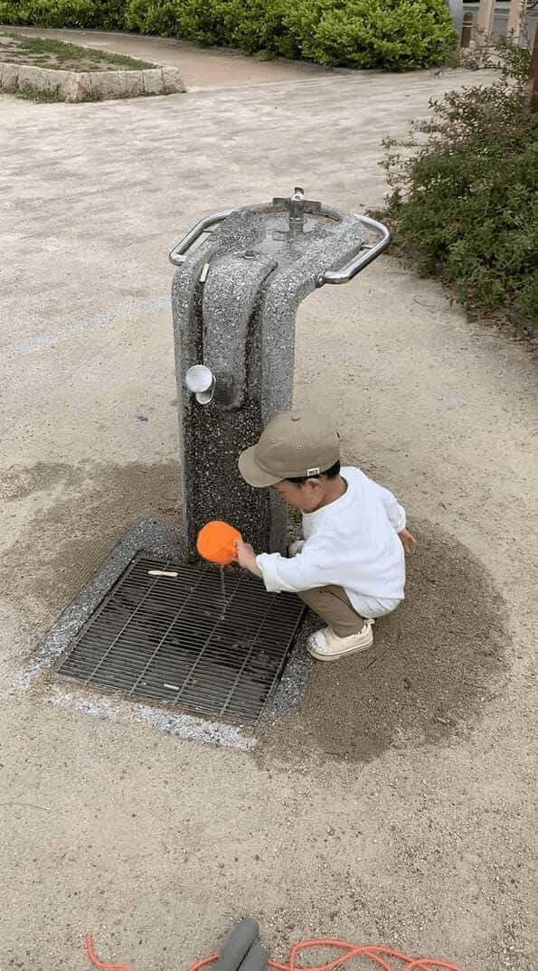 水が注げなくて困った・・。男の子はじょうろを置いて、水を出してからじょうろを持って蛇口に持っていきますが・・