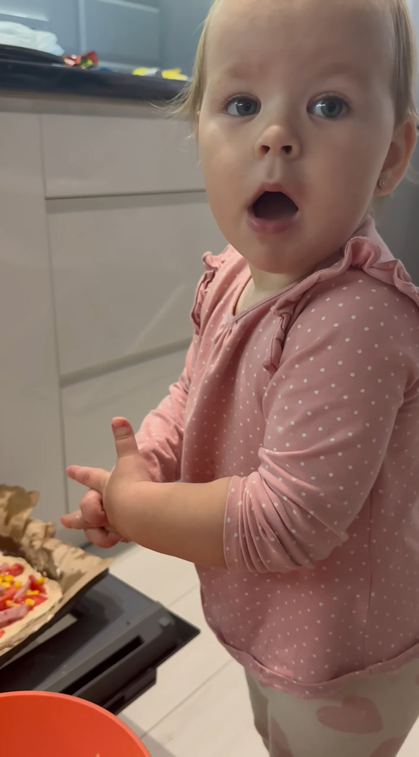 お料理を手伝ってくれる赤ちゃん。コーンを生地に勢いよくバラまいてしまってママはビックリ!!