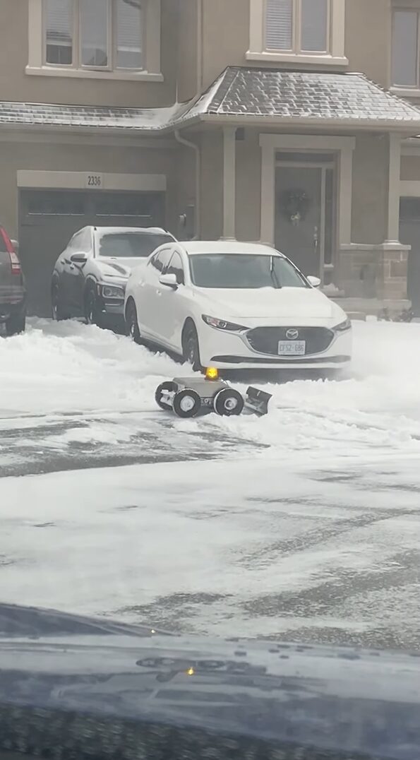 小さいながら心強い！雪が降る中ブルドーザー型のロボットが道路を雪かき！！【海外・動画】