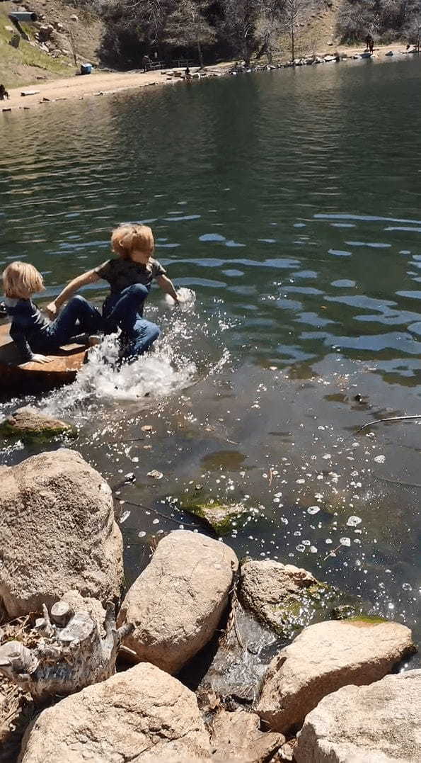 水辺に浮かぶ大きな丸太に乗る男の子。弟くんもそこに飛び乗ろうとしましたが、足を滑らせてしまい・・・