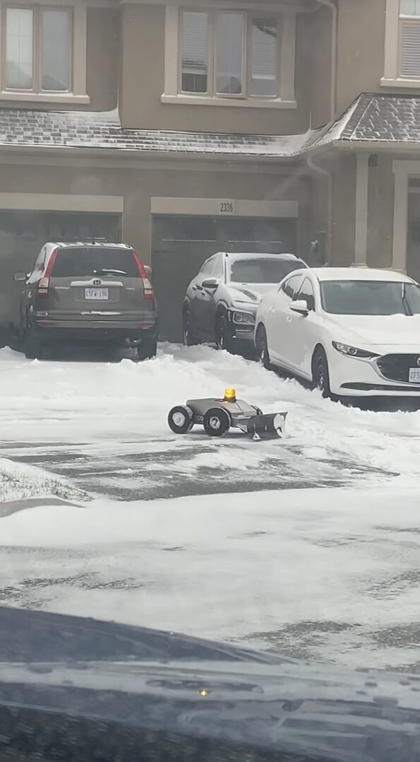 小さいながら心強い！雪が降る中ブルドーザー型のロボットが道路を雪かき！！【海外・動画】