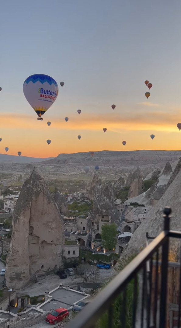 絶景にうっとり。「熱気球の聖地」トルコ・カッパドキアでモーニングコーヒーを満喫する夫婦が眺める光景が現実離れしています！！【海外・動画】