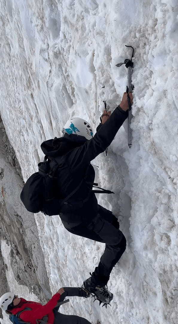 ピッケルを使って雪山に挑む登山家と思ったら・・、角度マジックだった!!【海外・動画】