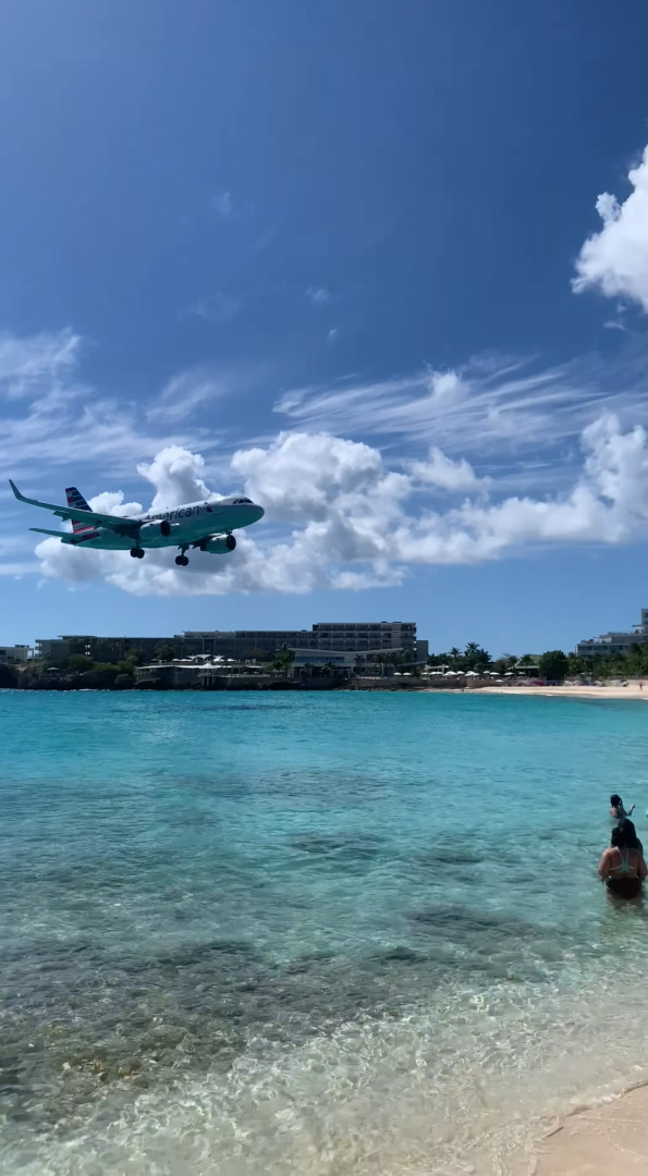 飛行機がビーチにぶつかりそうな距離で着陸することで知られるセント・マーチン島にあるプリンセス・ジュリアナ国際空港。その光景は圧巻です！！