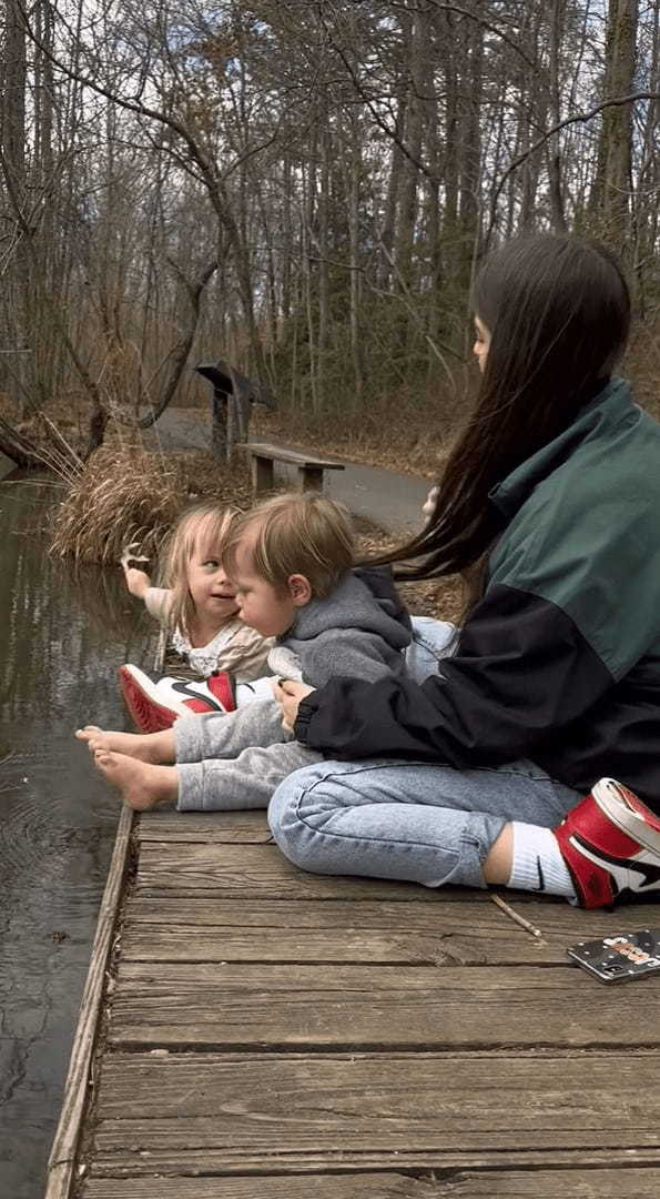 子守り中に起きた大ハプニング。水の中に入ろうと身を乗り出そうとした赤ちゃんを抱き寄せようとしたその時、まさかの出来事が！！