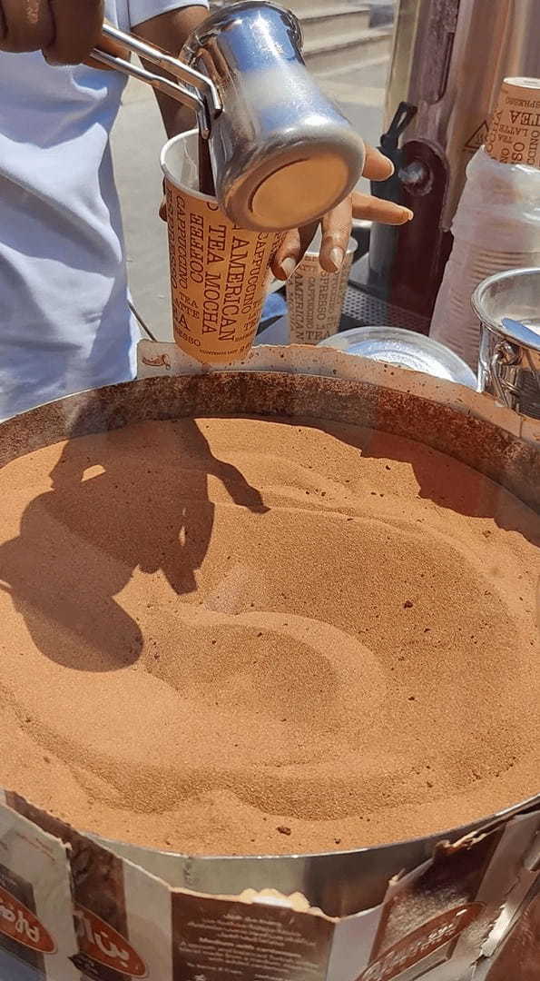 砂漠の砂で煮立たせて・・。トルコのローカルコーヒーを淹れる様子に観光客たちは目が離せない！！