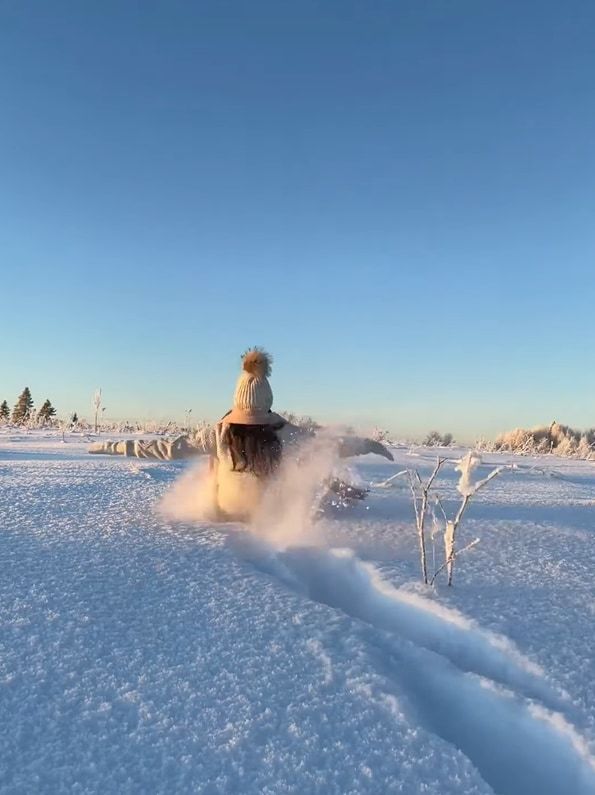 雪原を駆けていく女の子。雪遊びをするのかと思いきや・・・、この後この子は文字通り全身で雪を満喫するのでした