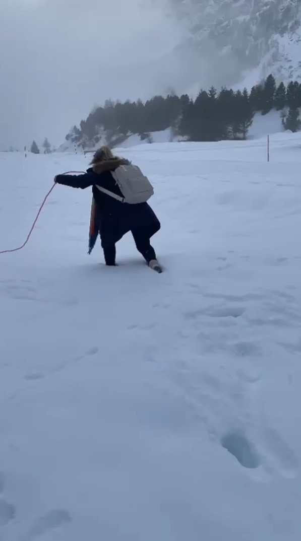 これは愛犬のお散歩どころではないかも！？スキーリゾート地チェルヴィニアの積雪量がスゴすぎて、一歩進む度に雪に足が沈んでいます！！