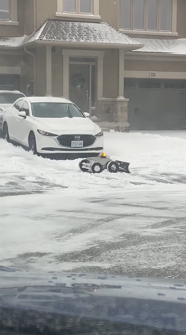 小さいながら心強い！雪が降る中ブルドーザー型のロボットが道路を雪かき！！【海外・動画】