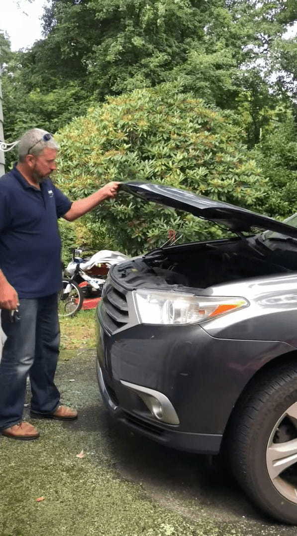 車のボンネットの中に潜り込んでしまうのは猫だけではない！？なんと尻尾がモフモフな「ある動物」が住処にしてしまいました！【アメリカ・動画】