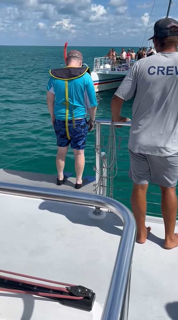シュノーケリングを付けた男性。キレイな海にダイブしようとしたところ・・、まさかのハプニングが!!【アメリカ・動画】