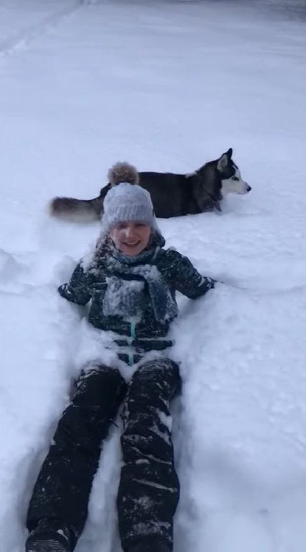 積もった雪に後ろ向きに倒れ込んだ女性！予想外の思わぬ追撃を受けることに！