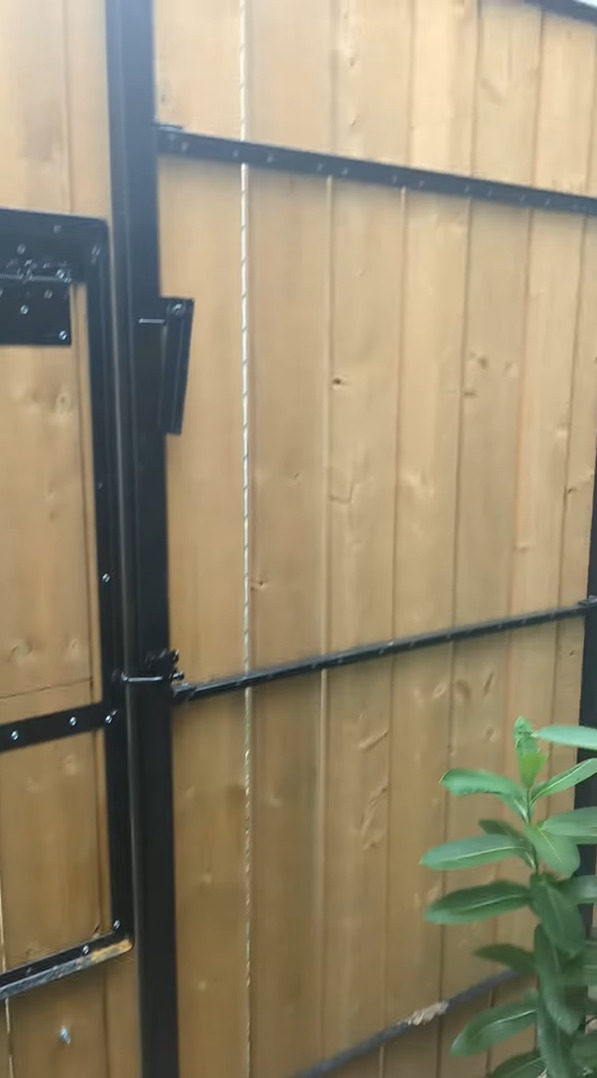 押しても引いても開かないトリックドア!忍者屋敷みたいでこんなの欲しいかも!