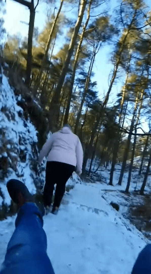 凍った雪道を愛犬と歩く夫婦。転ばないように気を付けて歩いていたみたいなのですが・・【海外・動画】