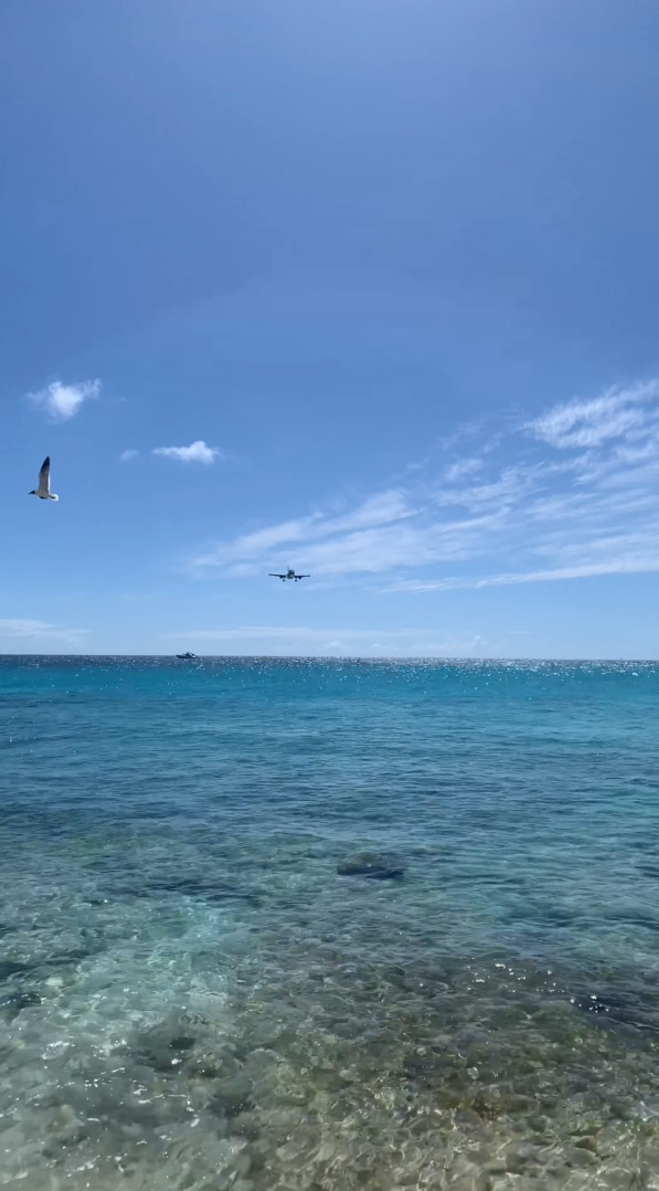 飛行機がビーチにぶつかりそうな距離で着陸することで知られるセント・マーチン島にあるプリンセス・ジュリアナ国際空港。その光景は圧巻です！！