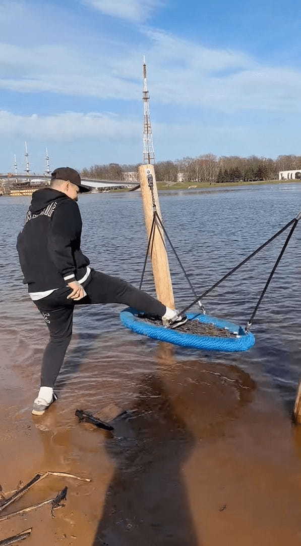水上ブランコに乗って映え写真を撮ろうとした男性。上手に飛び乗れたと思われた次の瞬間・・!!
