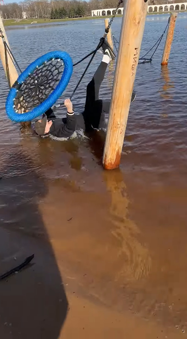 水上ブランコに乗って映え写真を撮ろうとした男性。上手に飛び乗れたと思われた次の瞬間・・!!