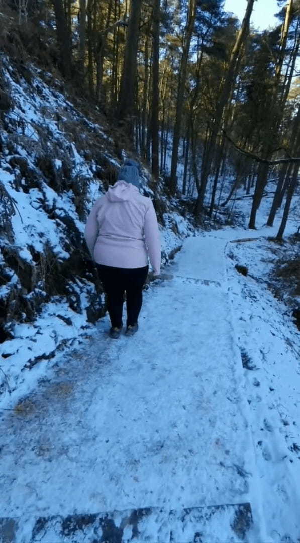 凍った雪道を愛犬と歩く夫婦。転ばないように気を付けて歩いていたみたいなのですが・・【海外・動画】