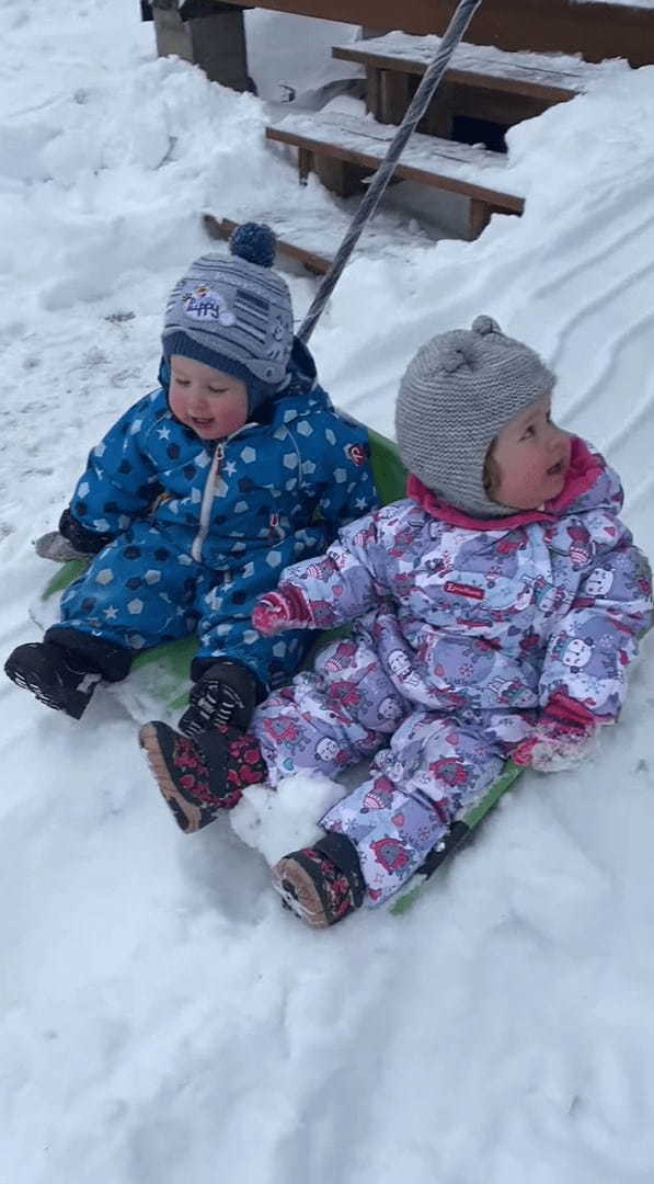 雪のすべり台で遊ぶ幼い子供たち。特大の雪かきスコップに乗せてもらって出発すると楽しくって笑いが止まりません！！【海外・動画】