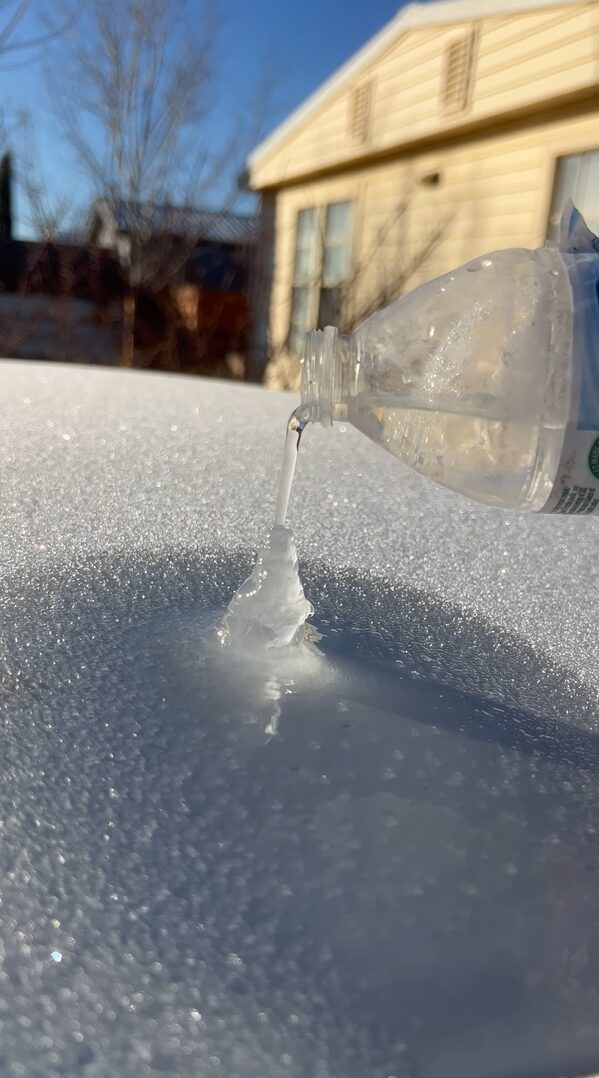 いったいどれだけ寒いのか・・。氷に水をかけたらどんどん氷柱が伸びていく！！【アメリカ・動画】