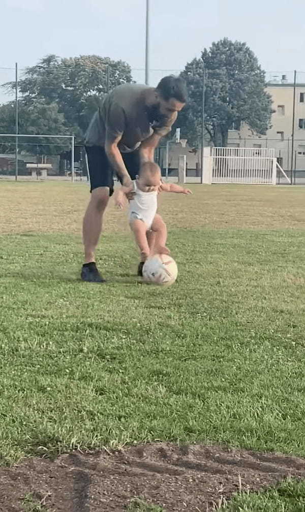 初めてサッカーをする赤ちゃん。パパに体を宙で支えられながらボールをちょんちょん！【海外・動画】