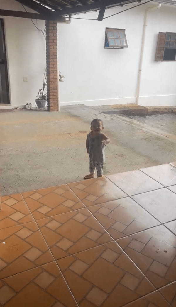 楽しいよね!雨水シャワーを満喫する男の子の様子がかわいすぎる!!