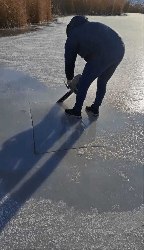 そこに立っていたらダメだよ！！水面の氷をチェーンソーでくり抜こうとした男性に起きた悲劇【海外・動画】