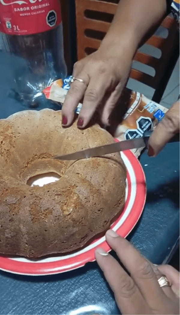 ケーキがカチカチすぎる！？ナイフでカットできない理由がまさかすぎた！！【海外・動画】