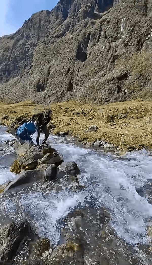 大失敗！荷物を川岸に投げたら・・川にボシャンと落ちた！？【海外・動画】