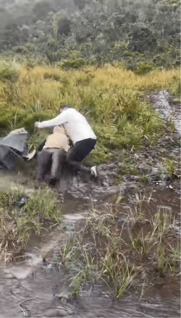 ちょっとした水たまりだと思ったら・・!?軽い気持ちで足を踏み入れた男性たちは大慌て!!【海外・動画】