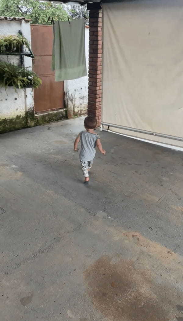 楽しいよね!雨水シャワーを満喫する男の子の様子がかわいすぎる!!