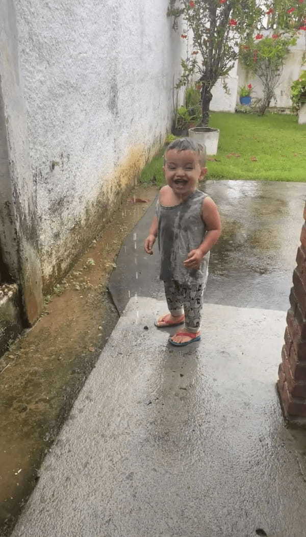 楽しいよね!雨水シャワーを満喫する男の子の様子がかわいすぎる!!