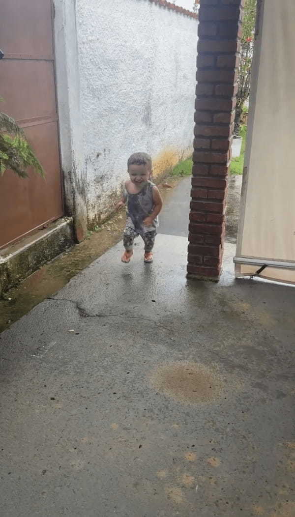 楽しいよね!雨水シャワーを満喫する男の子の様子がかわいすぎる!!