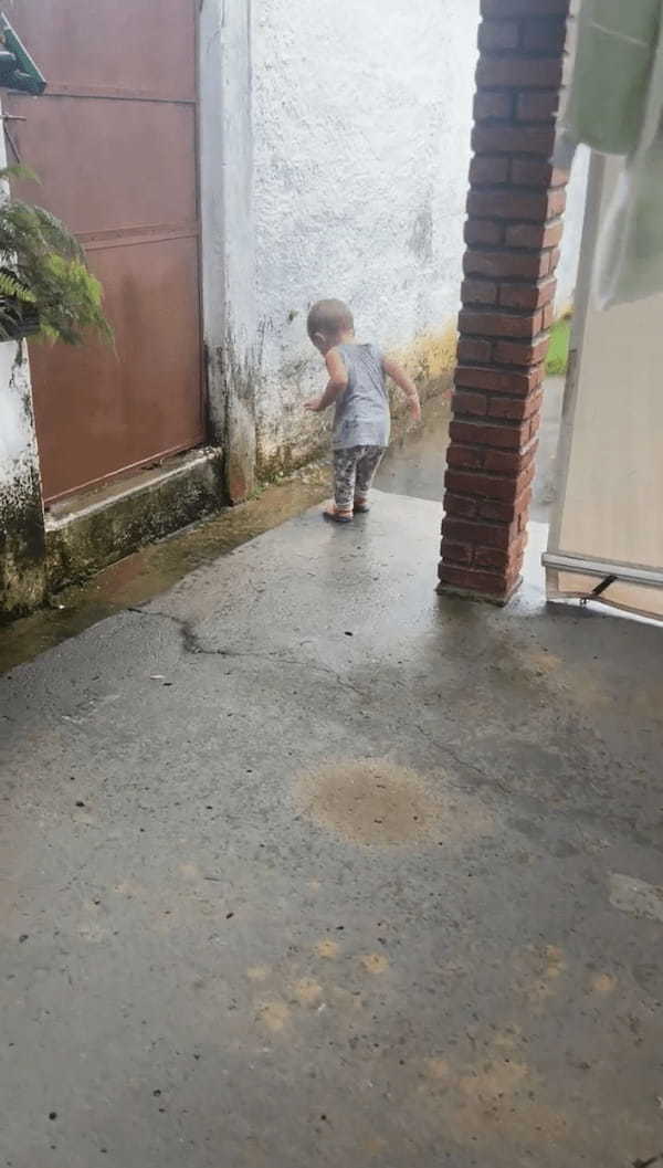 楽しいよね!雨水シャワーを満喫する男の子の様子がかわいすぎる!!