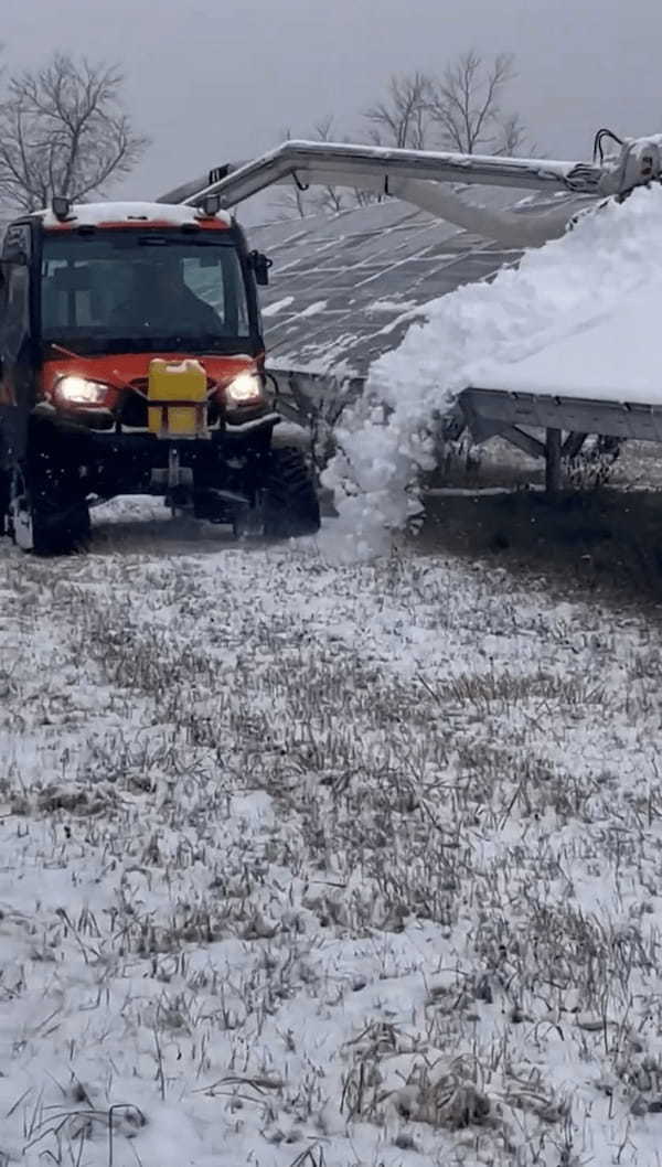 クセになる爽快感！ソーラーパネルの上に積もった雪を・・除雪車が一掃！！【海外・動画】