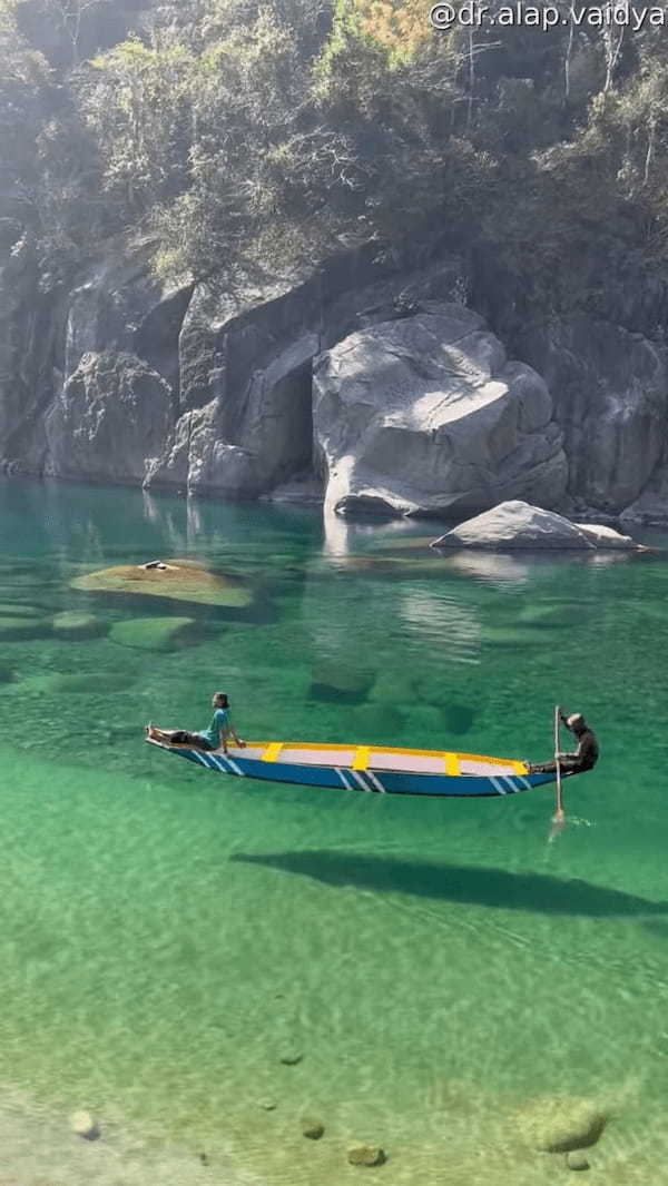 インドを流れるダウキ川の水がキレイすぎる!!透き通りすぎて川を進むボートが宙に浮いているみたい!!【海外・動画】