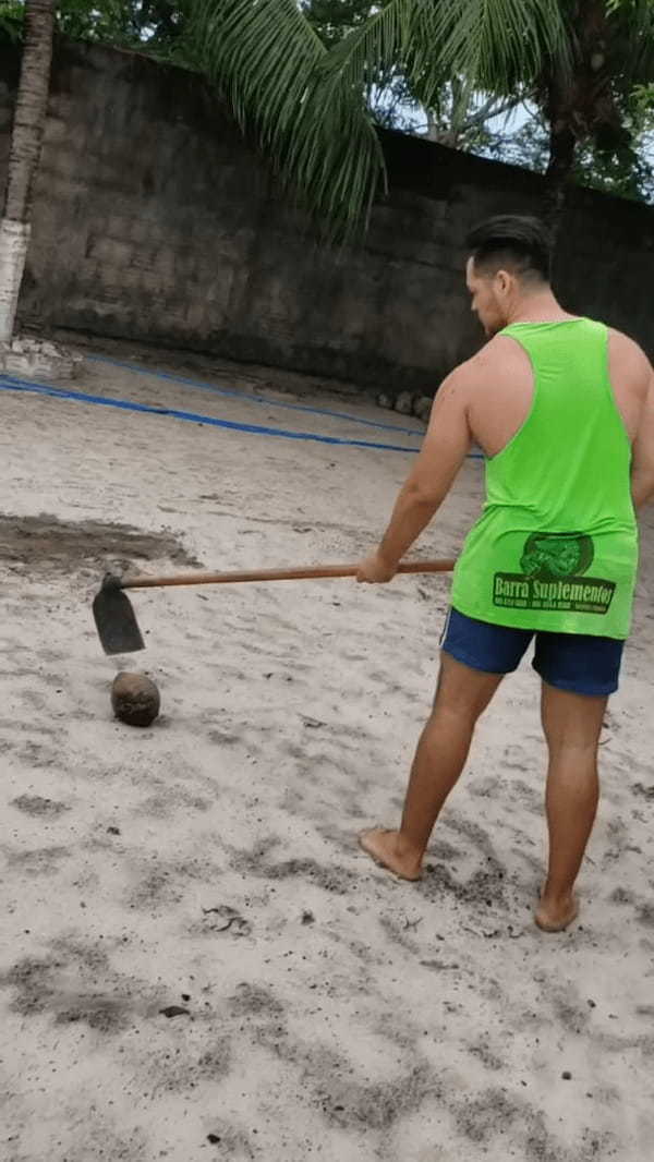 クワを使ってココナッツを割ろうと思ったら・・、とんでもないものが割れてしまいました！！【海外・動画】